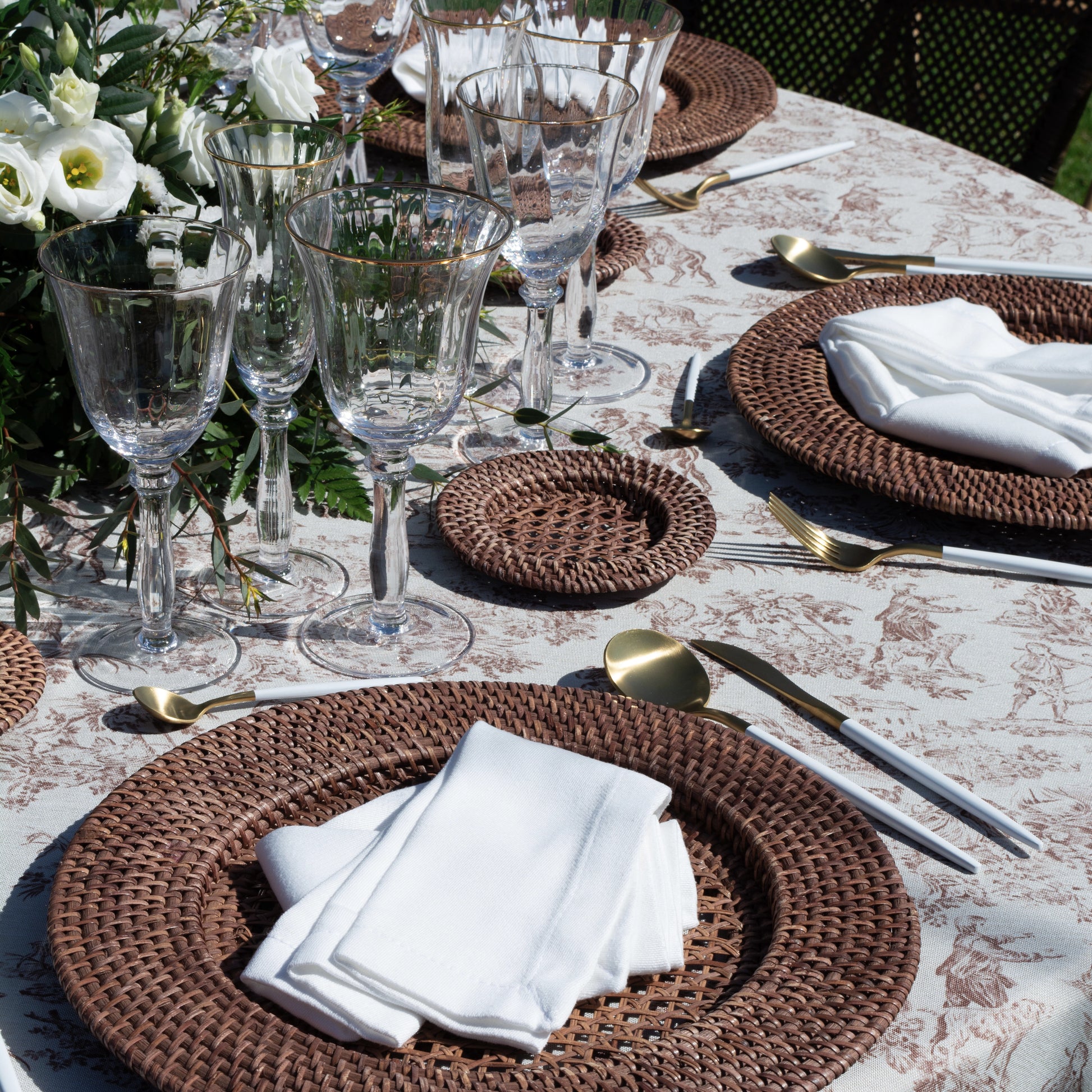 Alt Bajoplatos de Ratán para eventos y hostelería Eme Mobiliario