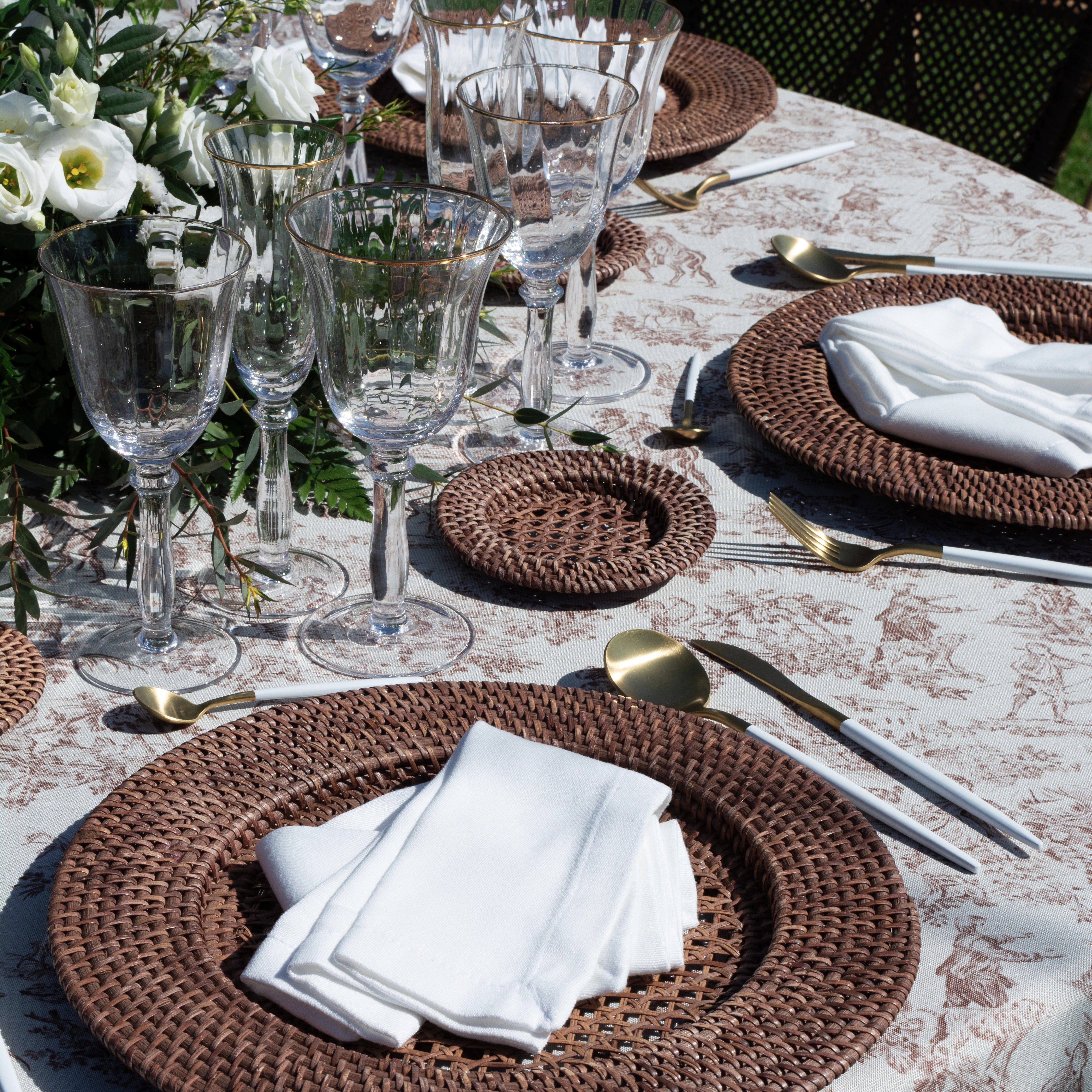 Alt Bajoplatos de Ratán para eventos y hostelería Eme Mobiliario