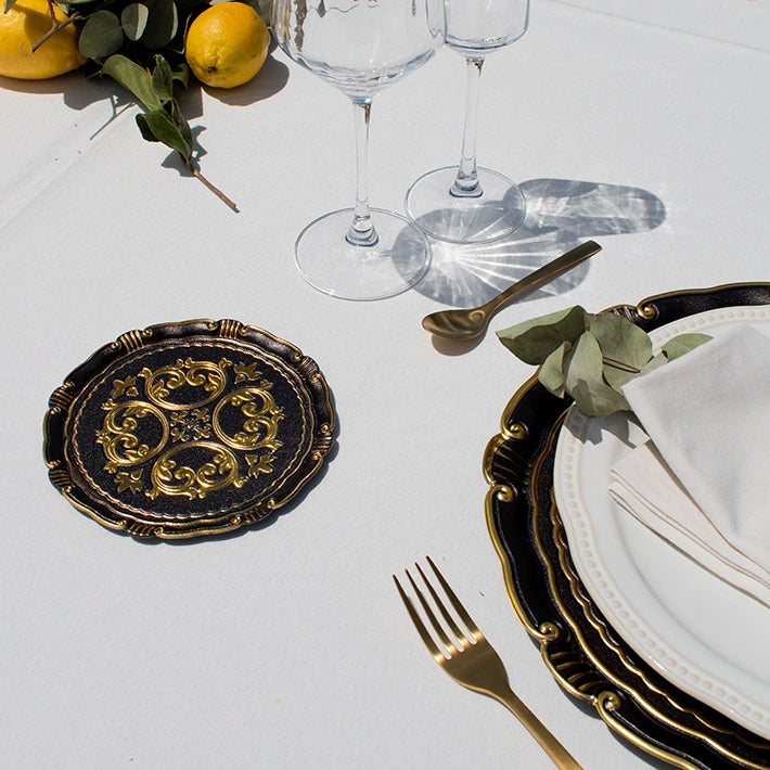 Alt Bajoplatos fabricados de PVC de color negro con detalles dorados Ideal para eventos y Hostelería EME Mobiliario