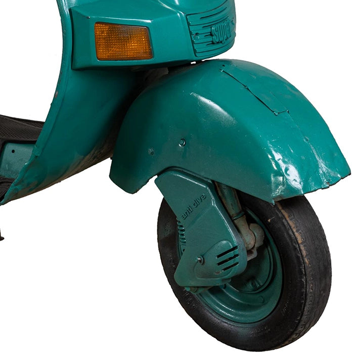 Alt Barra Decorativa En Forma Vespa con acabado en Verde fabricada en madera y metal, ideal para eventos con temática EME Mobiliario