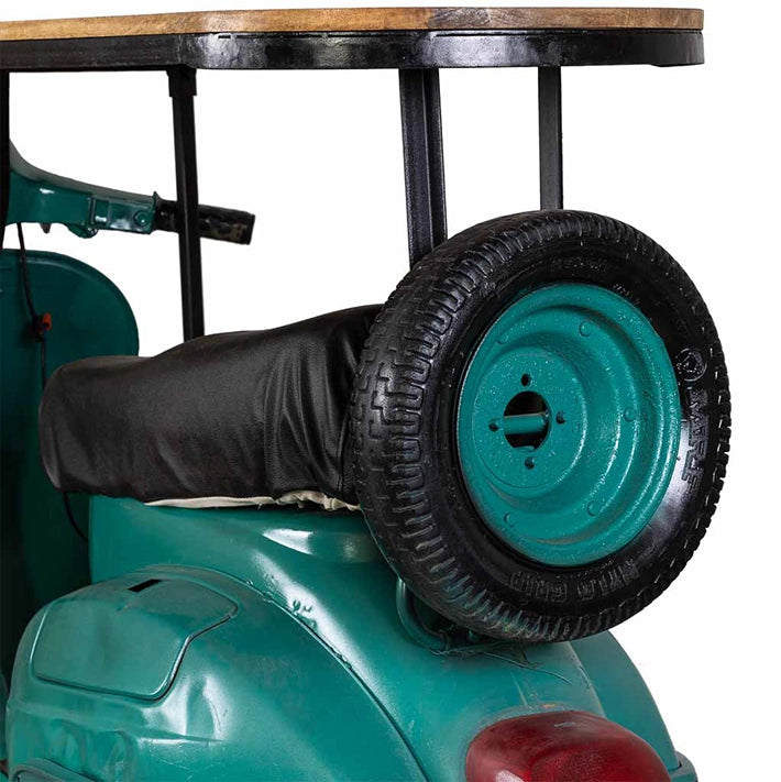 Alt Barra Decorativa En Forma Vespa con acabado en Verde fabricada en madera y metal, ideal para eventos con temática EME Mobiliario