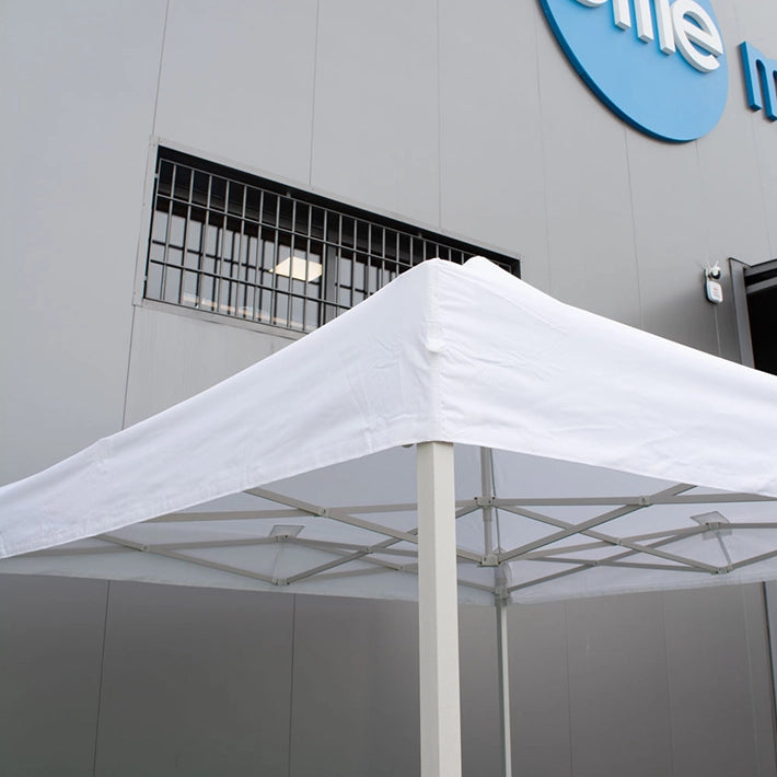 Alt Carpas Plegables 4x4 con estructura blanca fabricada en acero con lona de color blanca fabricada en poliéster EME Mobiliario