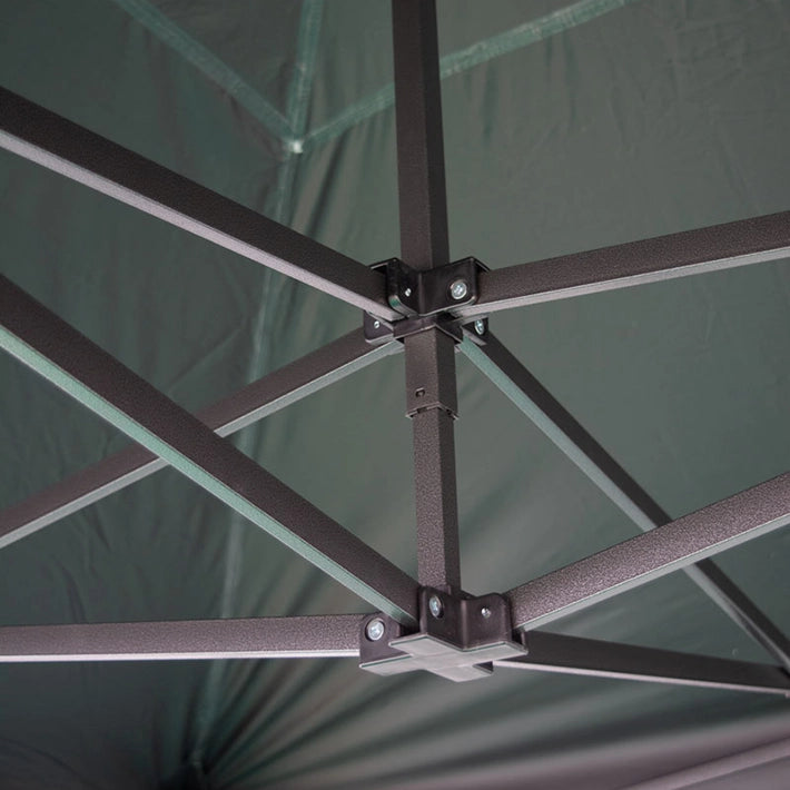 Alt Carpas Plegables 3x3 con estructura negra fabricada en acero con lona de color negra fabricada en poliéster EME Mobiliario