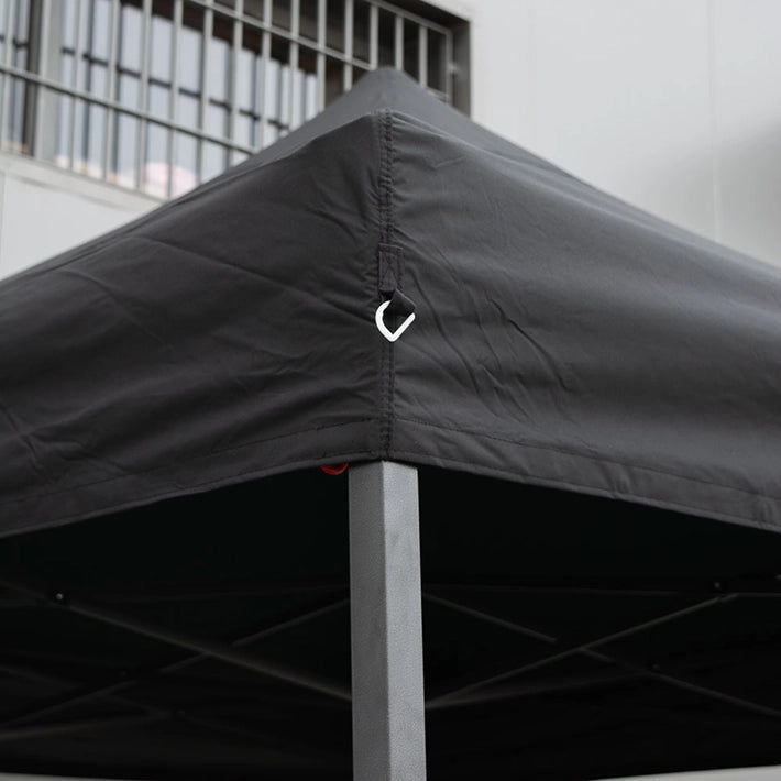 Alt Carpas Plegables 3x3 con estructura negra fabricada en acero con lona de color negra fabricada en poliéster EME Mobiliario
