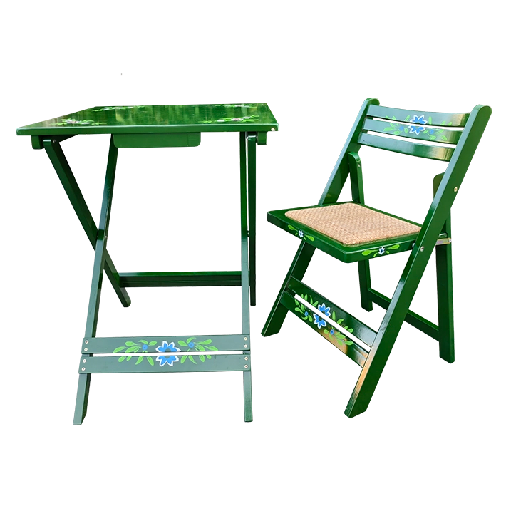 Alt Juego Sevillano Verde compuesto por una mesa y cuatro sillas, fabricado en madera con un diseño plegable perfecto para el uso intensivo profesional
