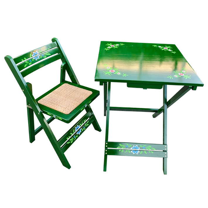 Alt Juego Sevillano Verde compuesto por una mesa y cuatro sillas, fabricado en madera con un diseño plegable perfecto para el uso intensivo profesional