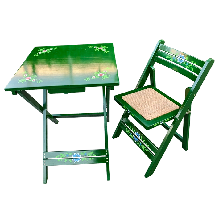 Alt Juego Sevillano Verde compuesto por una mesa y cuatro sillas, fabricado en madera con un diseño plegable perfecto para el uso intensivo profesional