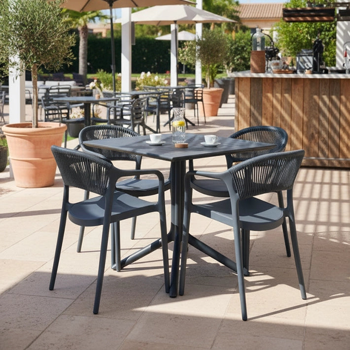 Alt Conjuntos fabricados en polipropileno de color antracita para que disfrutes en terrazas, cafeterías... Ideal para uso intensivo EME Mobiliario