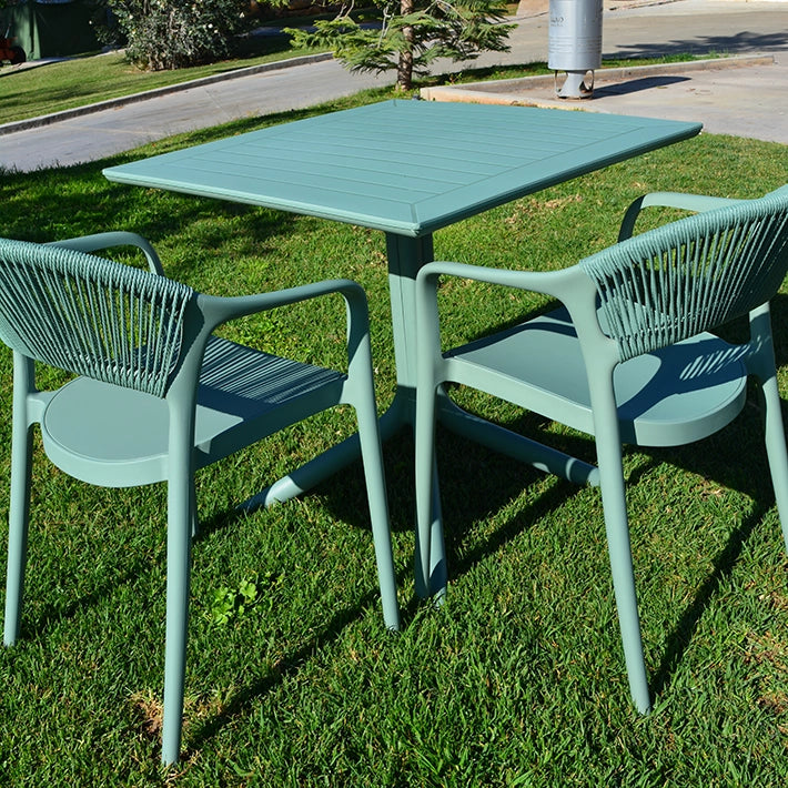 Alt Conjunto de hostelería, 2 sillas y 1 mesas de color verde ubicado en un césped desde vista trasera