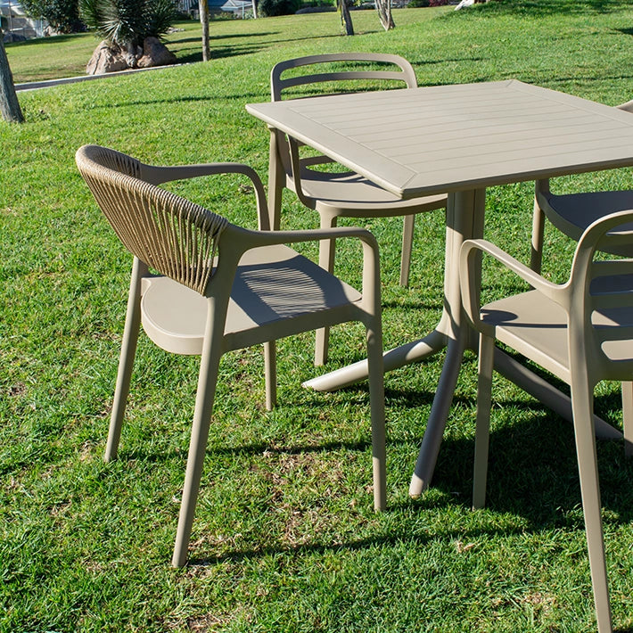 Alt Mesa Arena fabricada en polipropileno ideal para usar en el interior y/o exterior de un establecimiento de hostelería