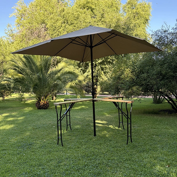 Alt conjunto compuesto por Mesa Plegable Cervecera en Cruz y Sombrilla Cuadrada Camel 3x3 para que tus clientes puedan disfrutar de una agradable velada en la zona exterior de tu negocio EME Mobiliario 