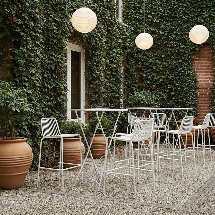 Alt Taburetes Menorca fabricados en acero con estructura apilable y acabado en color blanco EME Mobiliario