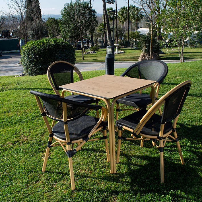 Alt Silla Nantes Negra fabricada en aluminio imitación ratán y textilene en color negro es la silla bistró apilable perfecta para el uso intensivo profesional EME Mobiliario 