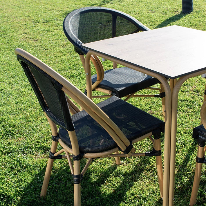 Alt Silla Nantes Negra fabricada en aluminio imitación ratán y textilene en color negro es la silla bistró apilable perfecta para el uso intensivo profesional EME Mobiliario 