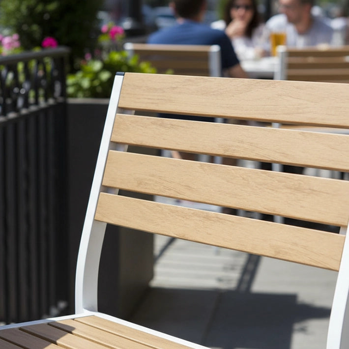 Alt Taburetes Mallorca fabricados en acero con asiento y respaldo de láminas de madera EME Mobiliario
