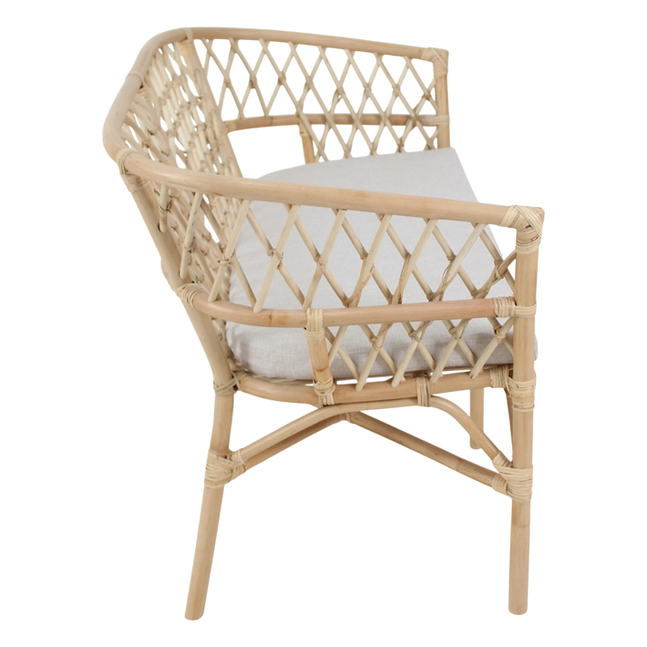 Set Bali Ratan compuesto por un sofá, dos sillones y una mesa, perfecto para disfrutar de agradables veladas en el exterior