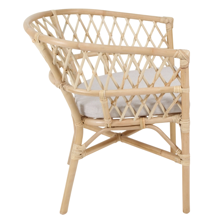 Set Bali Ratan compuesto por un sofá, dos sillones y una mesa, perfecto para disfrutar de agradables veladas en el exterior
