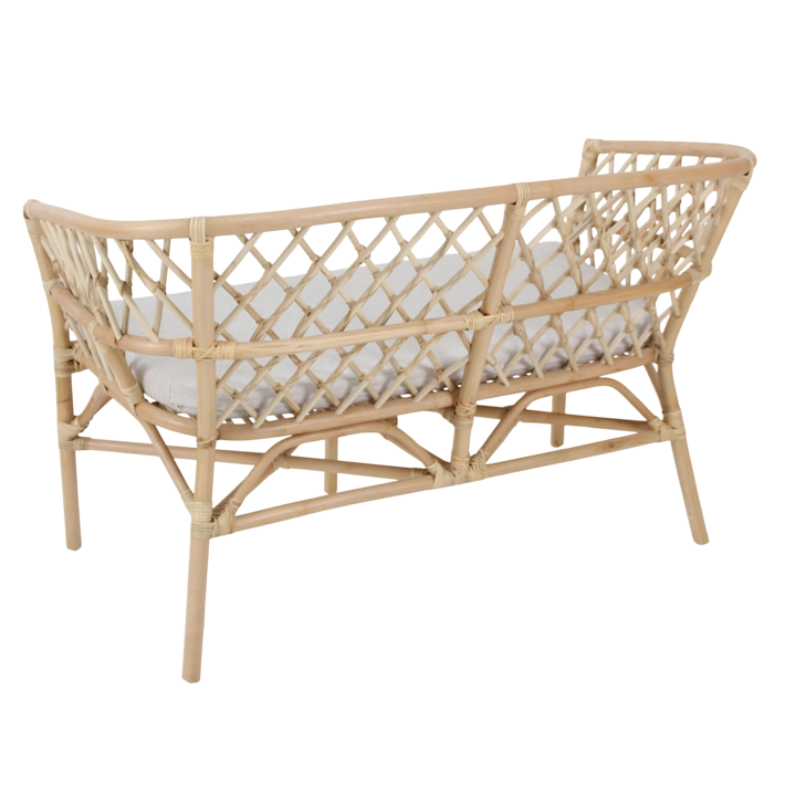 Set Bali Ratan compuesto por un sofá, dos sillones y una mesa, perfecto para disfrutar de agradables veladas en el exterior