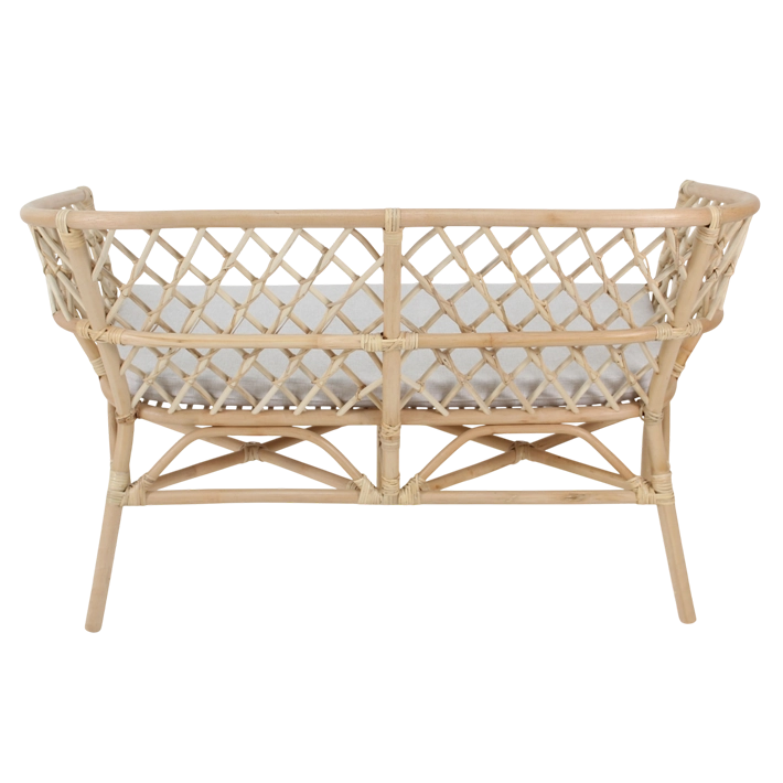 Set Bali Ratan compuesto por un sofá, dos sillones y una mesa, perfecto para disfrutar de agradables veladas en el exterior