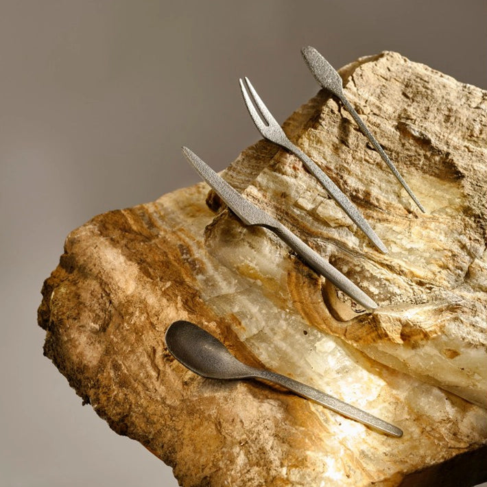 Alt Cubertería con un precioso acabado vintage granulado fabricado en acero inoxidable 18/0 libre de níquel. Ideal para Eventos y Hostelería EME Mobiliario