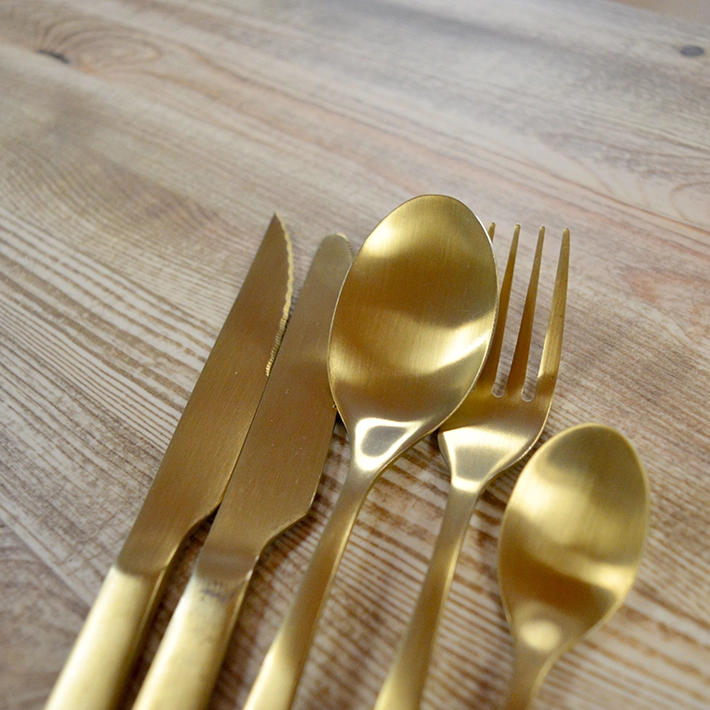 Alt Cubertería Lisboa Oro fabricada en acero inoxidable 18/10 con un bonito acabado PVD oro satinado ideal para el uso intensivo profesional EME Mobiliario 