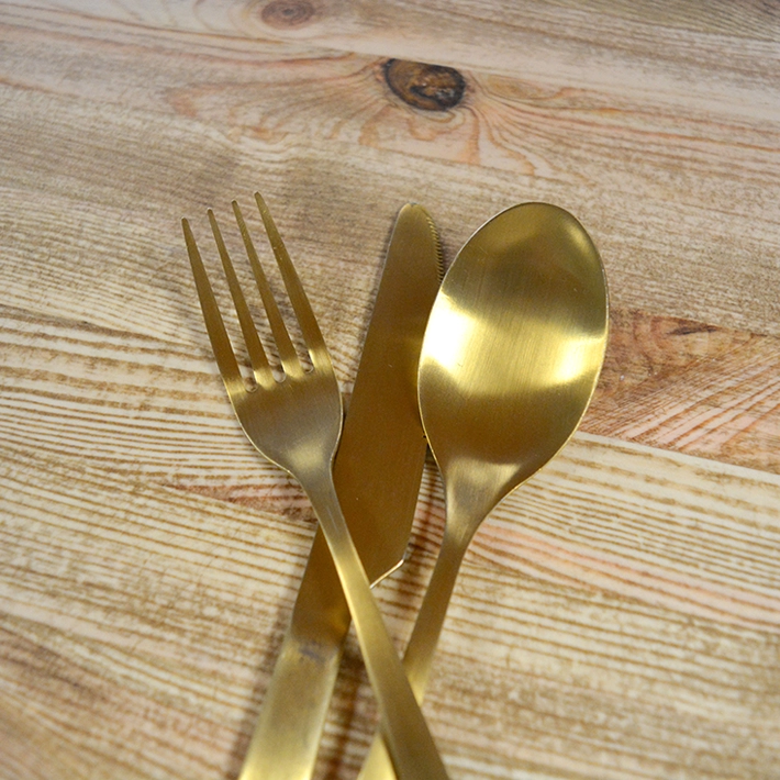 Alt Cubertería Lisboa Oro fabricada en acero inoxidable 18/10 con un bonito acabado PVD oro satinado ideal para el uso intensivo profesional EME Mobiliario 