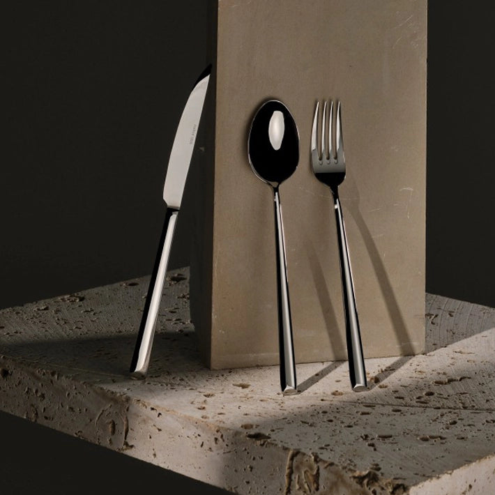 Alt Cubertería Lotus con un elegante acabado fabricado en acero inoxidable 18% libre de níquel. Ideal para eventos y hostelería EME Mobiliario