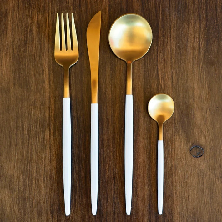 Alt Set de Cubertería con un diseño vintage con acabado dorado y blanco compuesta por 24 piezas fabricado de acero inoxidable EME Mobiliario