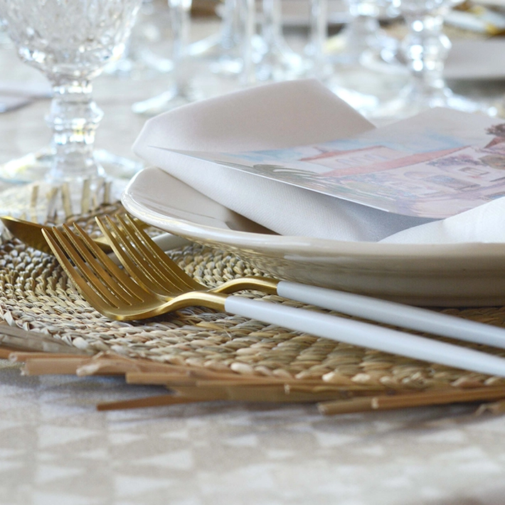 Alt Set de Cubertería con un diseño vintage con acabado dorado y blanco compuesta por 24 piezas fabricado de acero inoxidable EME Mobiliario