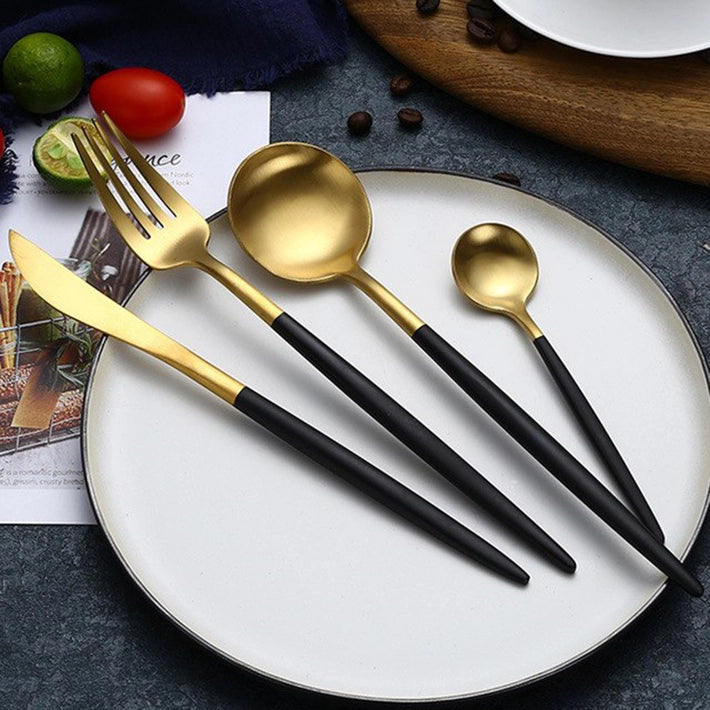 Alt Set de Cubertería con un diseño vintage con acabado negro compuesta por 24 piezas fabricado de acero inoxidable EME Mobiliario