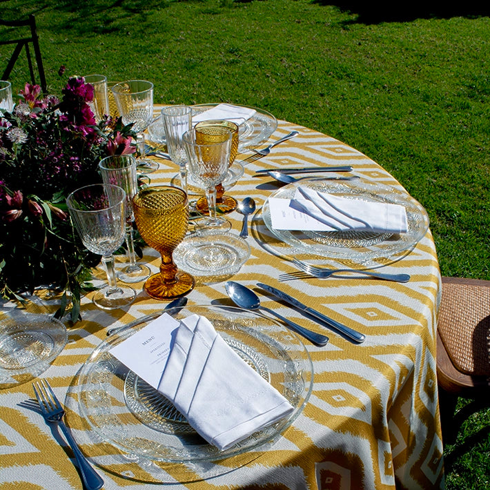 At Manteles estampados de color Mostaza para eventos y hostelería EME Mobiliario