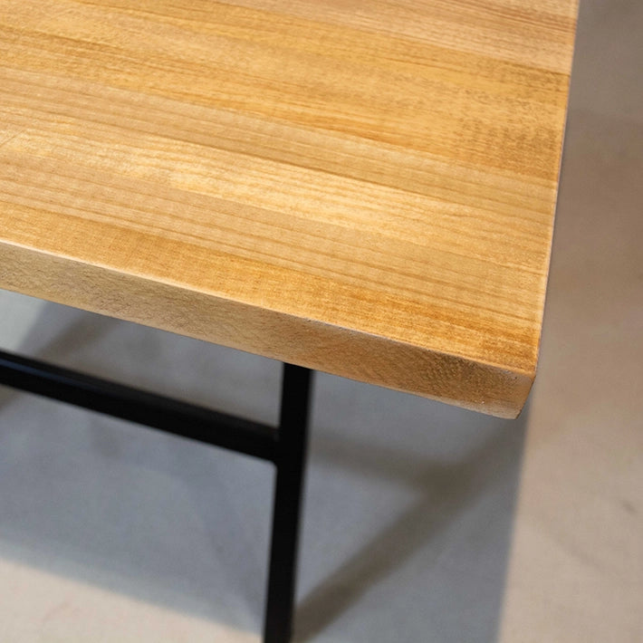 Alt Mesa Baja Cuadrada Hierro y Madera de estilo industrial perfecta para usar en eventos y hostelería