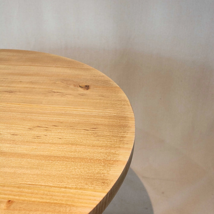 Alt Mesa Baja Redonda Hierro y Madera en color natural con un bonito estilo industrial ideal para eventos y hostelería