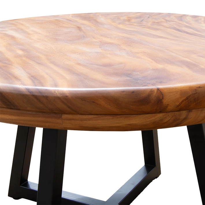 Alt Mesa Comedor Suar fabricada con madera maciza y patas de hierro ideal para usar como mesa de comedor