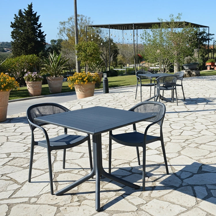 Alt Conjuntos de 2 sillas + 1 mesa de color antracita para el sector de la hostelería EME Mobiliario