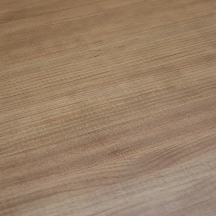 Alt Mesa de Madera Maciza con un diseño rústico ideal para espacios y comedores amplios 