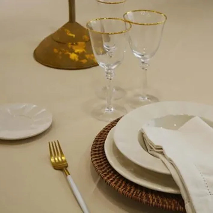 Alt Mantel Basic Blanco roto fabricado con tejido 100% poliéster ideal para usar en eventos y hosteleria