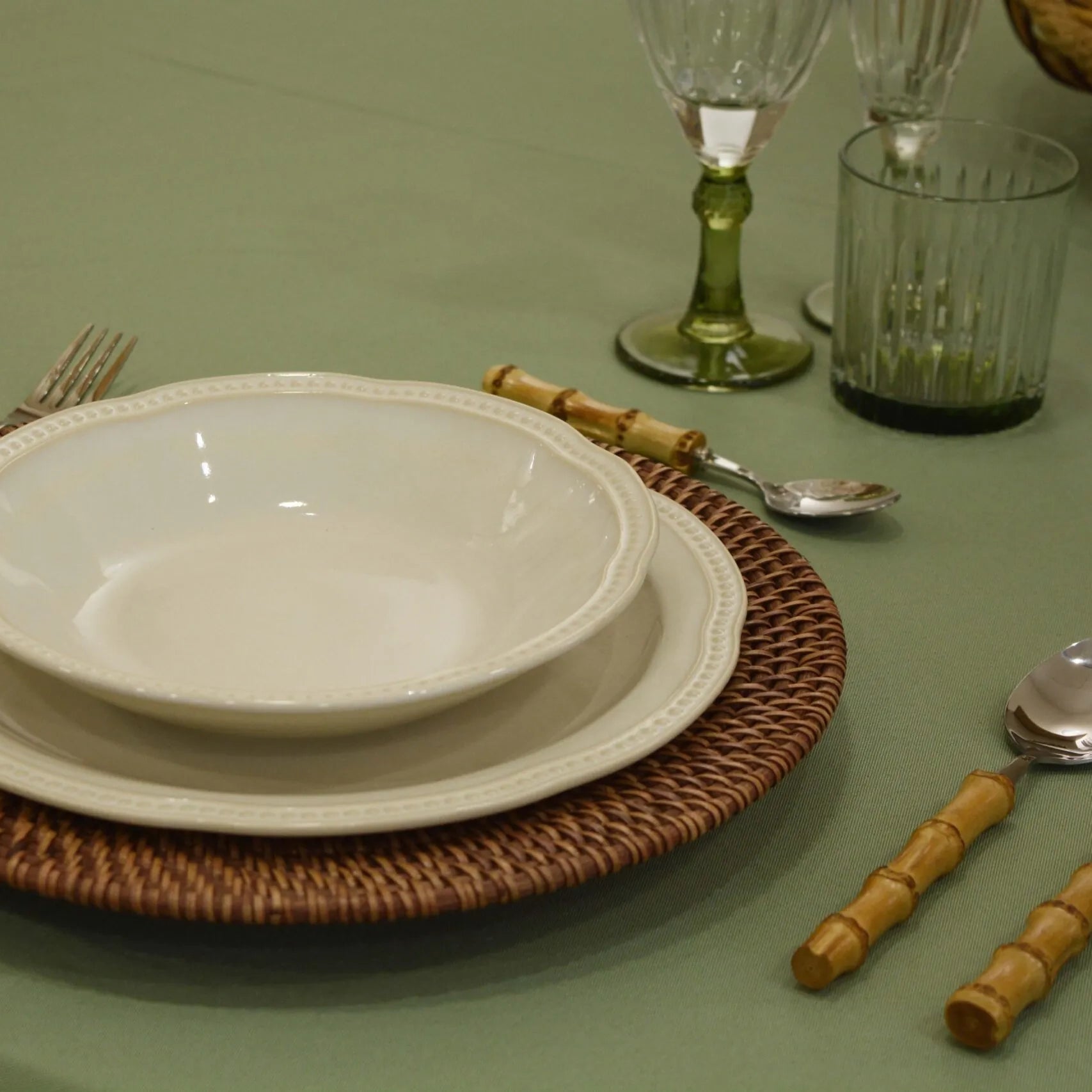 Alt Mantel Basic Verde fabricado en tejido 100% poliéster apto para el uso intensivo profesional