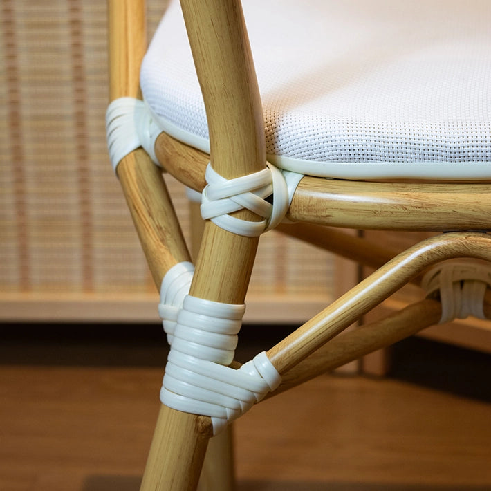 Alt Silla Nantes Blanca totalmente apilable y de estilo bistró fabricada con aluminio imitación ratán y tela textilene ideal para el uso intensivo profesional EME Mobiliario 