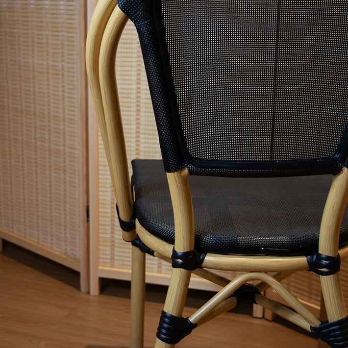 Alt Silla Nantes Negra fabricada en aluminio imitación ratán y textilene en color negro es la silla bistró apilable perfecta para el uso intensivo profesional EME Mobiliario 