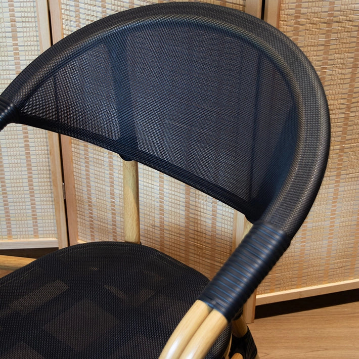 Alt Sillón Nantes Negro fabricado con materiales resistentes, como son el aluminio y el textilene, ideales para el uso intensivo profesional. Sillón bistró de estilo parisino apilable EME Mobiliario 