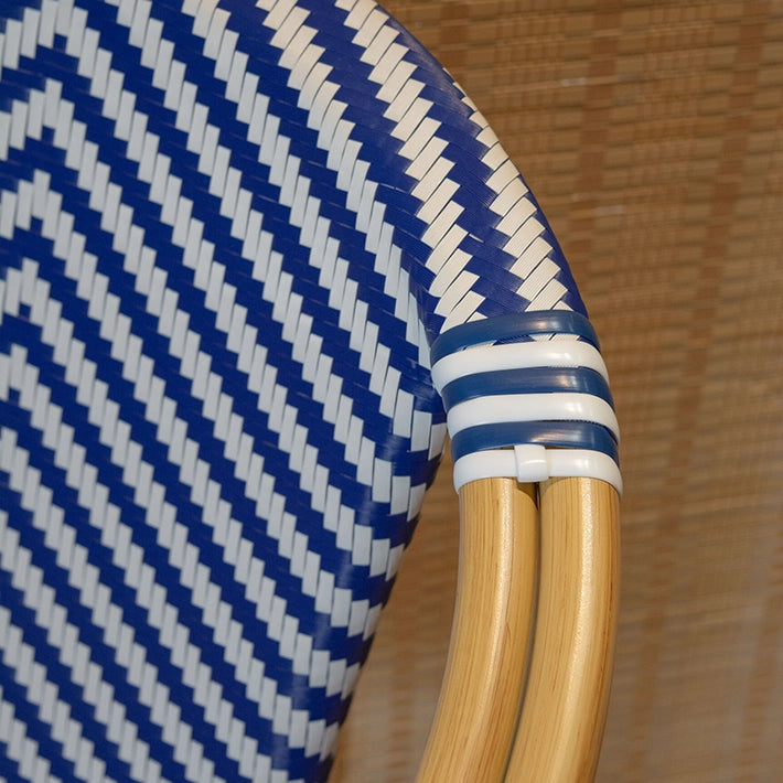 Alt Sillón París Azul fabricado en aluminio y en un textilene trenzado con un bonito diseño en color blanco y azul, totalmente apilable EME Mobiliario 