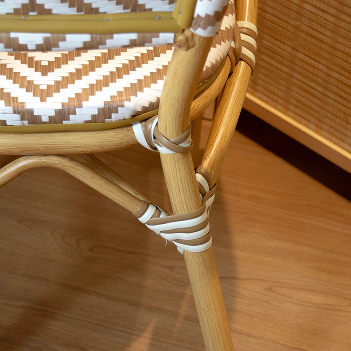 Alt Silla Paris Beige fabricada en aluminio y textilene trenzado en color beige y blanco es una silla bistró apilable ideal para el uso en establecimientos de hostelería EME Mobiliario