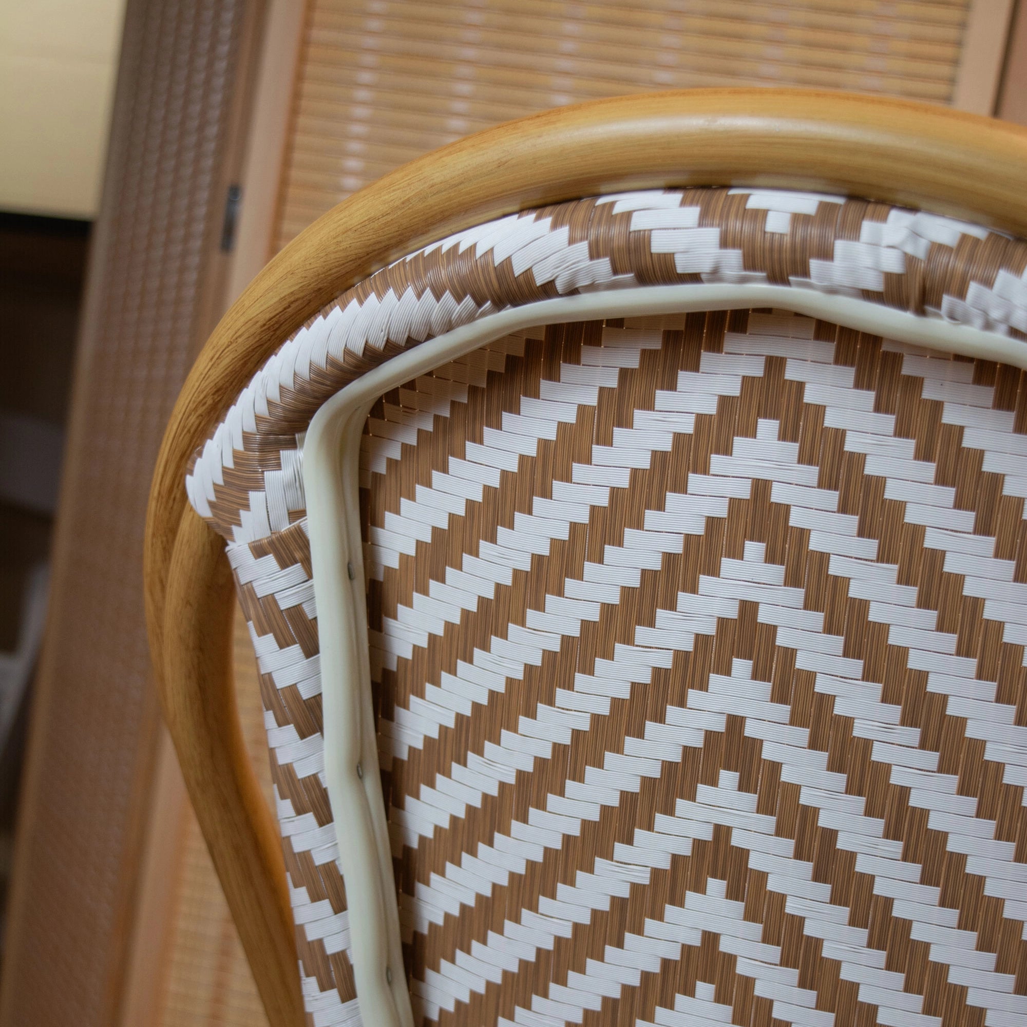 Alt Silla Paris Beige fabricada en aluminio y textilene trenzado en color beige y blanco es una silla bistró apilable ideal para el uso en establecimientos de hostelería EME Mobiliario