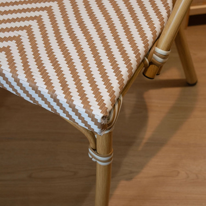 Alt Silla Paris Beige fabricada en aluminio y textilene trenzado en color beige y blanco es una silla bistró apilable ideal para el uso en establecimientos de hostelería EME Mobiliario