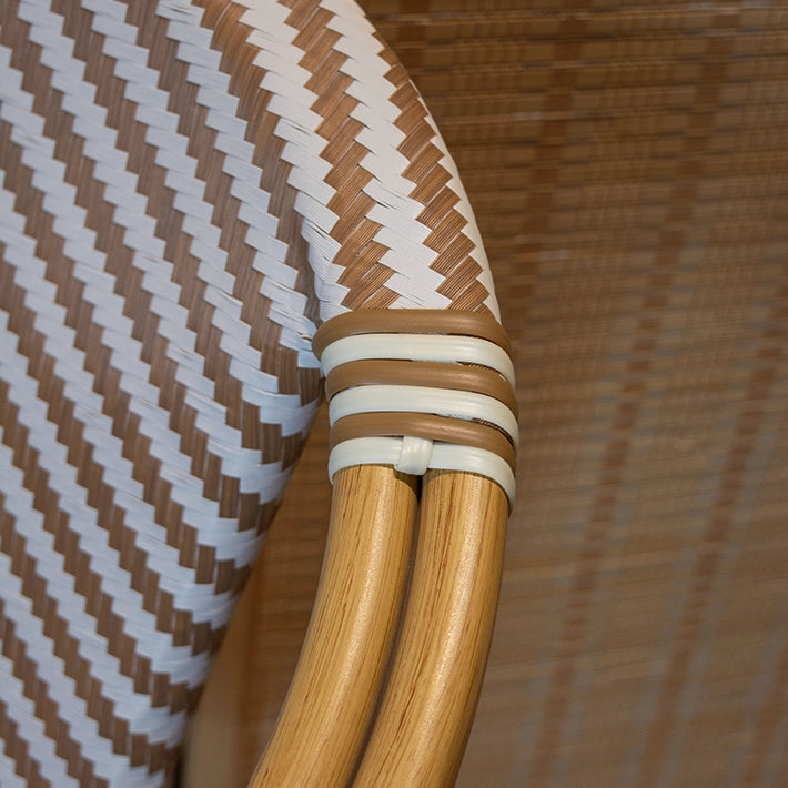 Alt Detalle de la estructura del sillón, imitando el bambú, en color Beige, junto a detalles de su diseño en forma de espiga