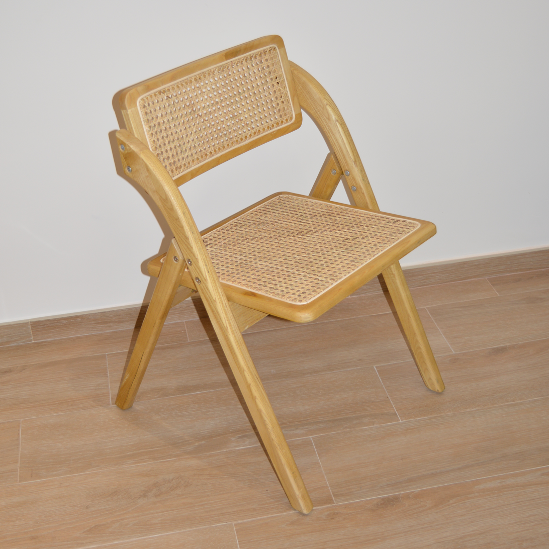 Alt Silla Kala Natural es una silla plegable fabricada en madera de olmo y ratán con un bonito acabado natural