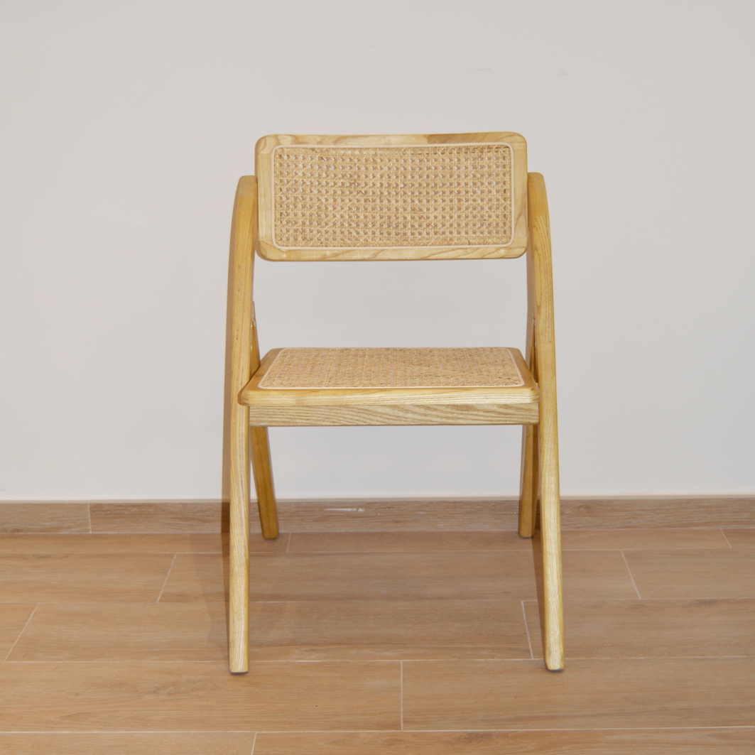 Alt Silla Kala Natural es una silla plegable fabricada en madera de olmo y ratán con un bonito acabado natural