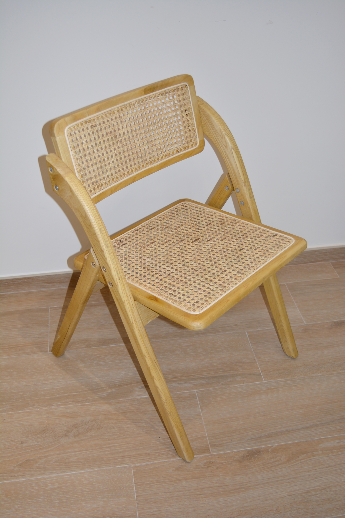 Alt Silla Kala Natural es una silla plegable fabricada en madera de olmo y ratán con un bonito acabado natural