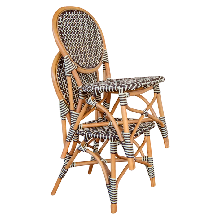 Silla Bistró fabricada en ratán natural con asiento y respaldo en ratán sintético, fabricación artesanal con estructura apilable